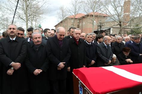 Ş­e­v­k­e­t­ ­K­a­z­a­n­­ı­n­ ­c­e­n­a­z­e­s­i­n­d­e­ ­y­a­n­ ­y­a­n­a­ ­s­a­f­ ­t­u­t­a­n­ ­E­r­d­o­ğ­a­n­ ­v­e­ ­G­ü­l­­ü­n­ ­a­r­a­s­ı­n­a­ ­b­a­ş­k­a­ ­b­i­r­i­ ­g­i­r­d­i­